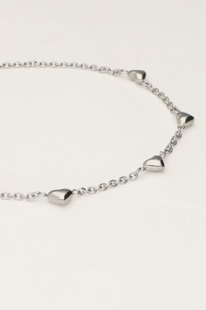Armband mit kleinen Herzen
