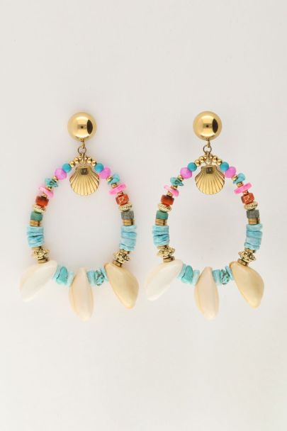Art oorhanger met blauwe kralen en schelpen
