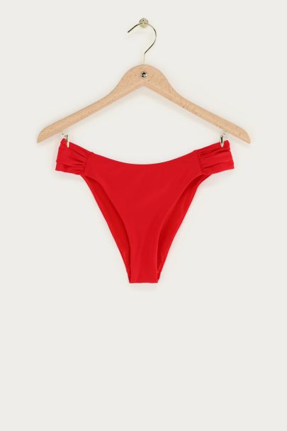Rote Bikini-Hose in V-Form
