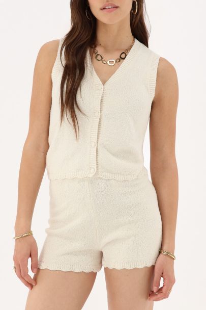 Weiße Shorts mit Wellenkanten