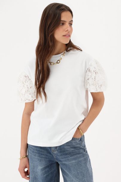 Weißes T-Shirt mit Spitzen-Puffärmeln