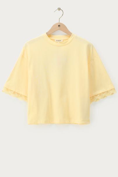 Gelbes boxy T-Shirt mit Spitzenärmeln