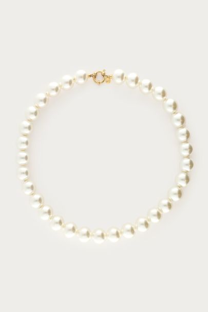 Necklace with white glass pearls