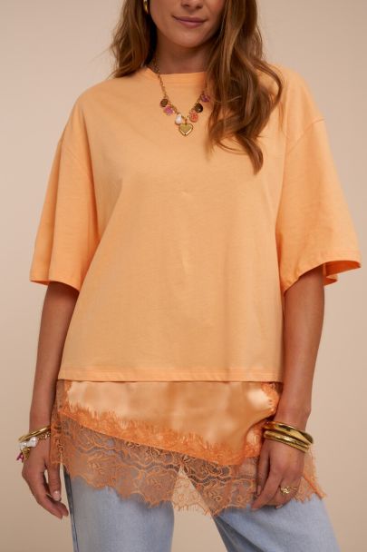 T-shirt orange satin&eacute; avec d&eacute;tails en dentelle
