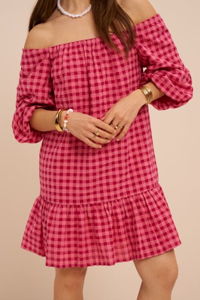 Roze geruite off-shoulder jurk