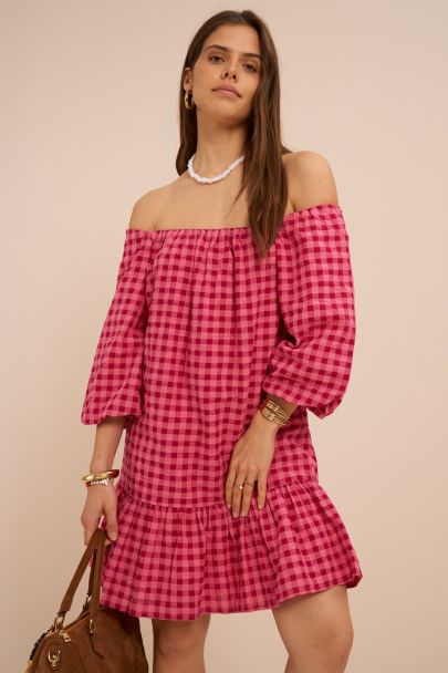 Roze geruite off-shoulder jurk