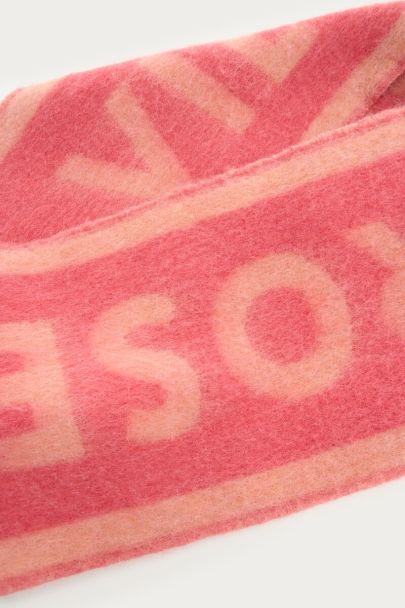 Roze sjaal met franjes 'La vie en rose'