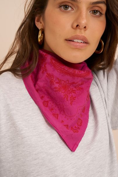 Pinkes Tuch mit rotem Paisley-Muster