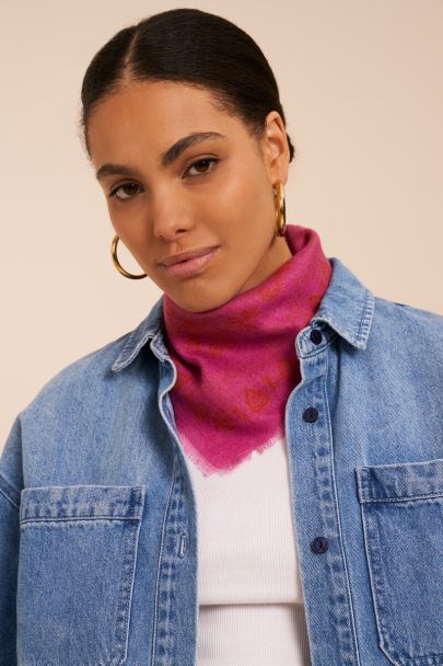 Pinkes Halstuch mit rotem Paisley-Muster