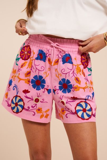 Short rose &agrave; broderies florales multicolores