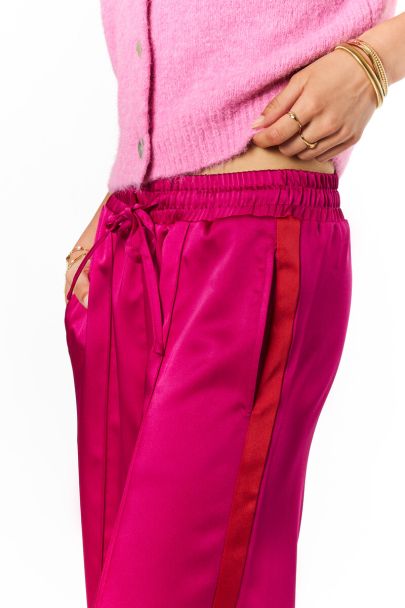 Roze wijde broek in satijn look met rode tape