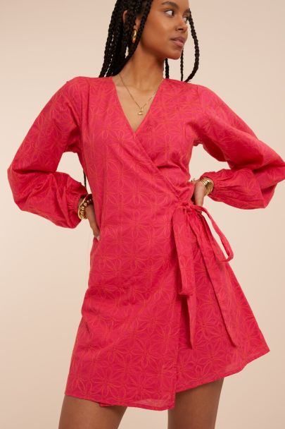 Pinkes Wickelkleid mit Stickereien