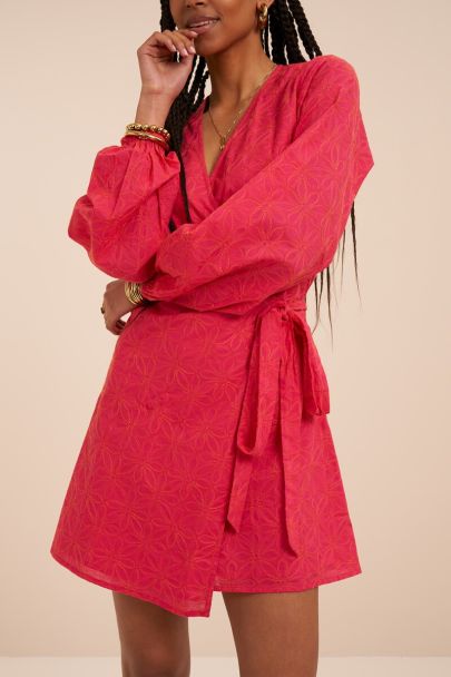 Pinkes Wickelkleid mit Stickereien