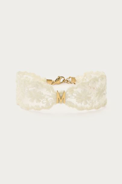 Bracelet blanc avec dentelle et initiale