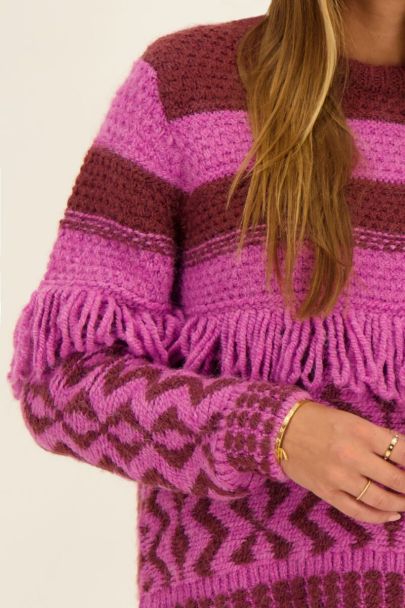 Pull oversize en maille violet et bordeaux avec des franges