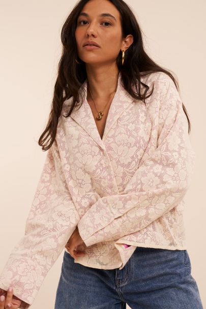 Paarse blouse met bloemen en kant