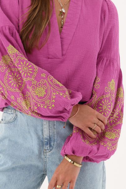 Lilafarbene bestickte Bluse mit V-Ausschnitt und Puffärmeln