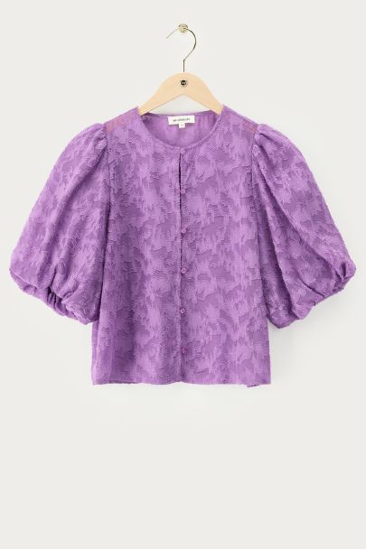 Lila Jacquard-Oberteil mit kurzen Puffärmeln