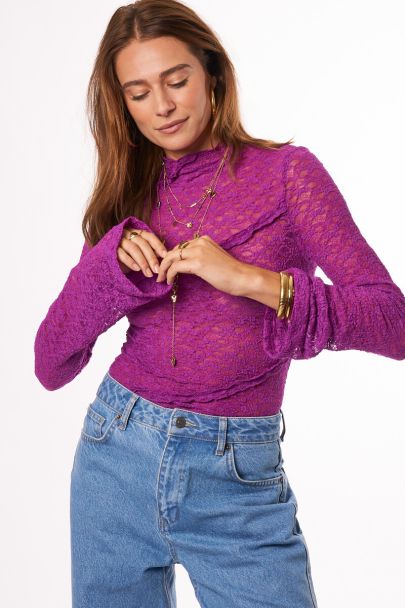 Lilafarbenes Spitzenoberteil mit Rüschen