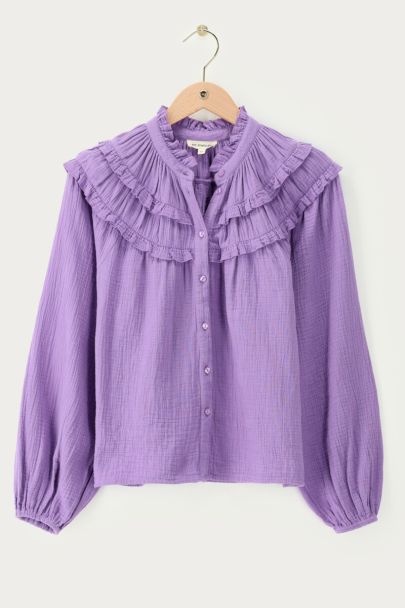 Lilafarbene Musselinbluse mit Rüschen