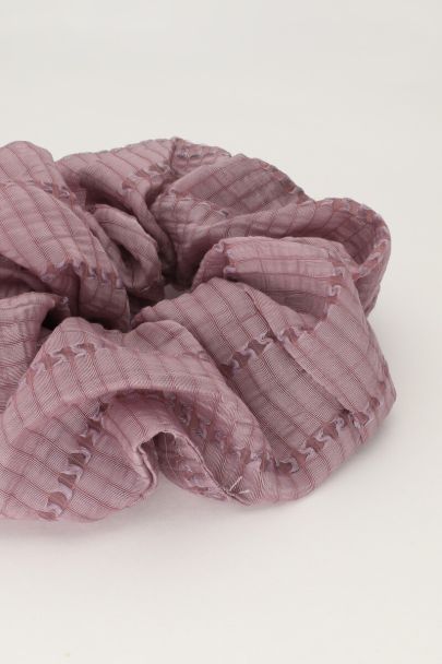 Paarse scrunchie met structuur