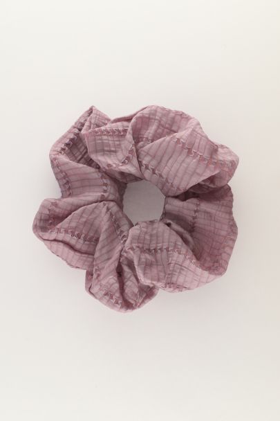 Paarse scrunchie met structuur