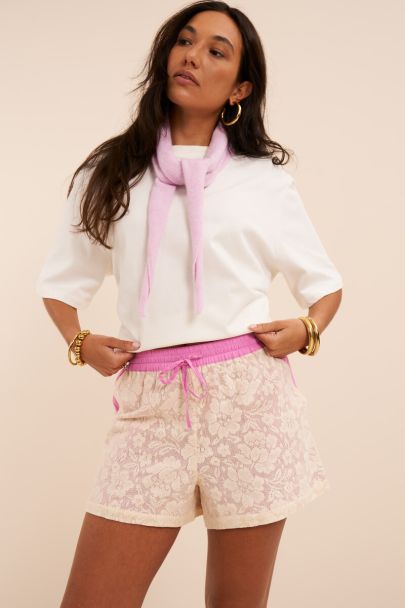 Lila Shorts mit Blumen und Spitze 