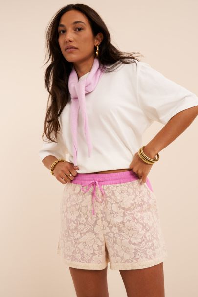 Lila Shorts mit Blumen und Spitze 