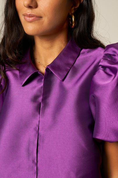 Top violet à manches courtes bouffantes aspect satiné
