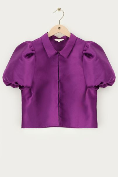 Top violet à manches courtes bouffantes aspect satiné