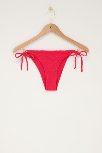 Rood bikini broekje met bloemetjes structuur