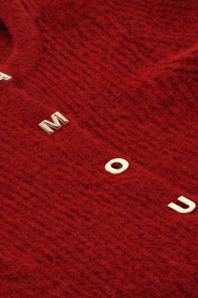 Rood gebreid vest met l'amour knopen