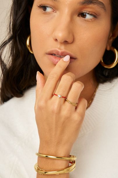 Rode minimalistische ring met hartjes strass