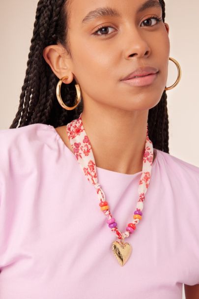 Collier foulard avec perles fantaisie et c&oelig;ur