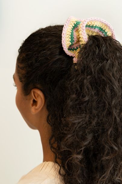 Scrunchie crochet geel, groen & roze details