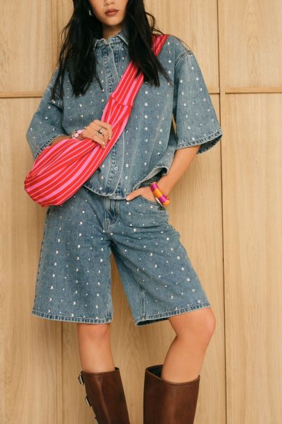 Blauwe oversized korte denim blouse met studs
