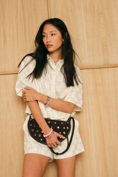 Weiße Bluse mit kurzen Ärmeln und Pailletten