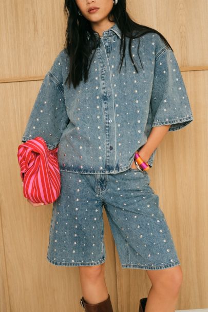Blauwe oversized korte denim blouse met studs