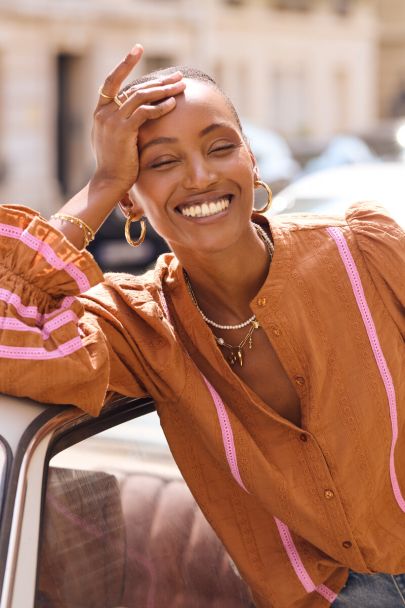 Cognac embroidery blouse met tapes