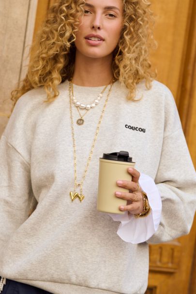 Beigefarbener Kaffeebecher