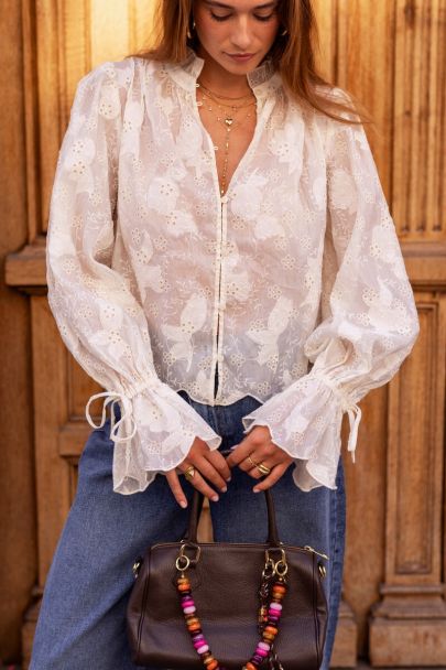 Witte blouse met embroidery en geschulpte trompet mouwen