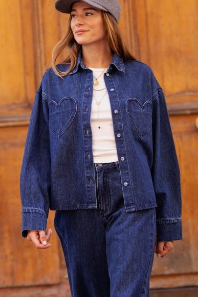 Jean large bleu fonc&eacute; avec d&eacute;tails sur les coutures et les poches
