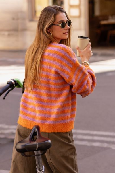 Pull duveteux orange ray&eacute; violet