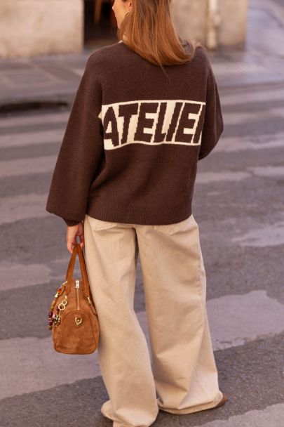 Pull marron fonc&eacute; &agrave; imprim&eacute; au dos 'Atelier'