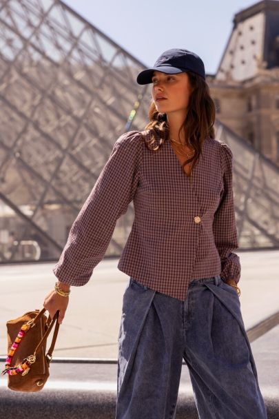 Top violet &agrave; carreaux crois&eacute; &agrave; manches longues bouffantes