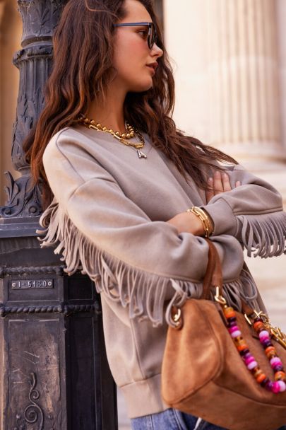 Sweat taupe &agrave; franges avec &eacute;cusson