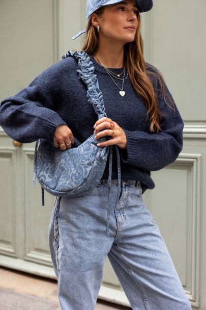 Blauwe denim crossbody tas met ruffles en rozen