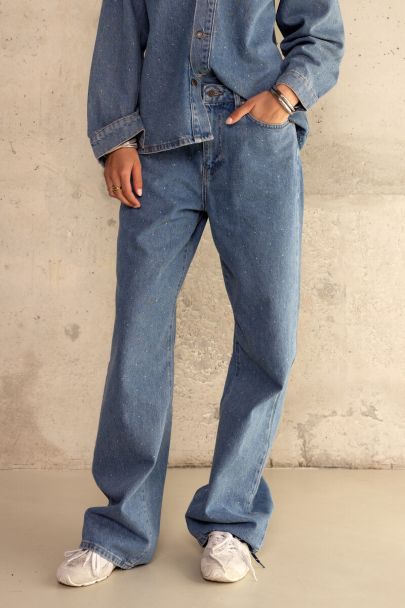 Blaue Jeans mit weitem Bein und Strasssteinen