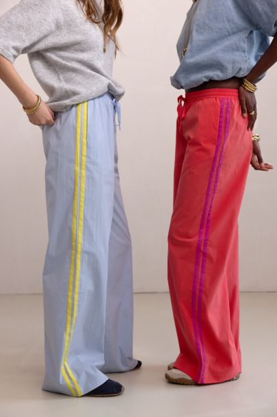Korallenrote Hose mit weitem Bein und Kontraststreifen