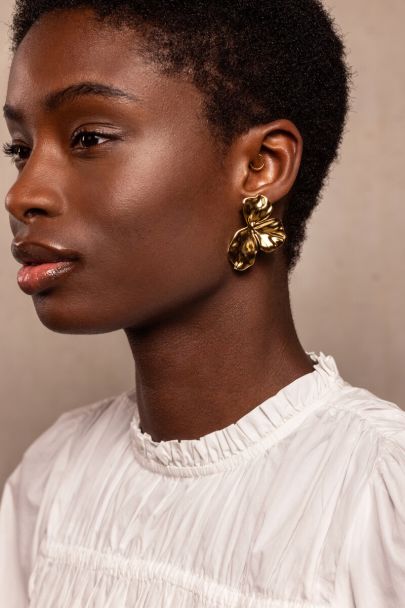 Iconic oorhangers halve bloem